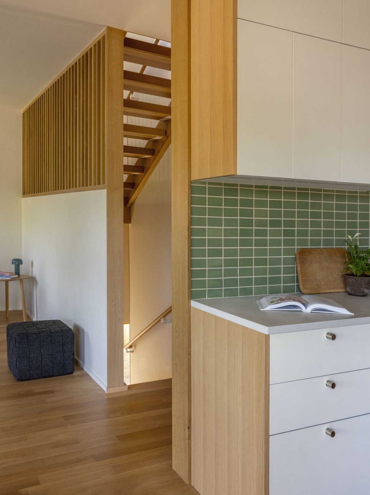 La cocina y la escalera ocupan el centro de la planta principal.