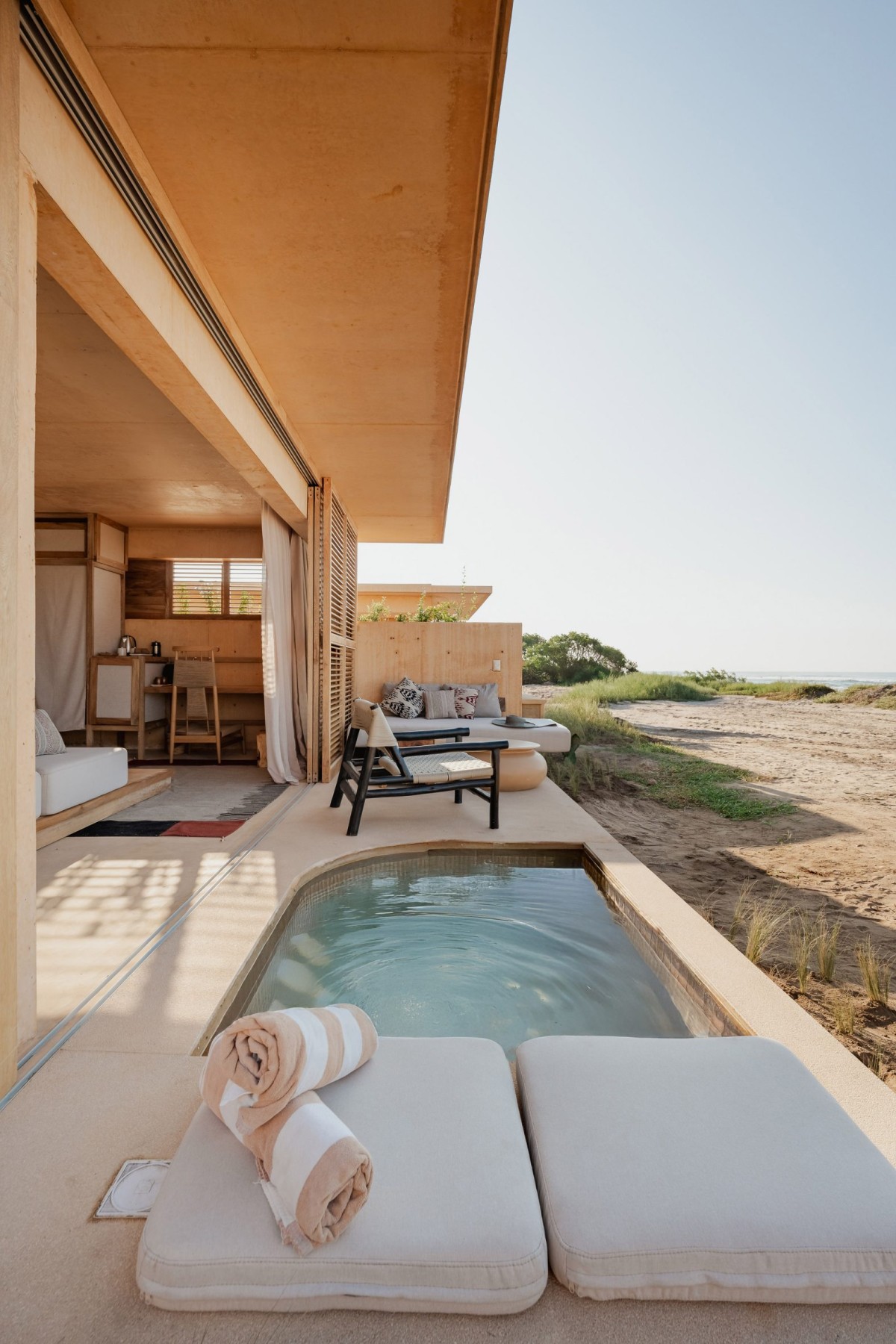 La pequeña piscina de las suites se encuentran frente a la arena de la playa.