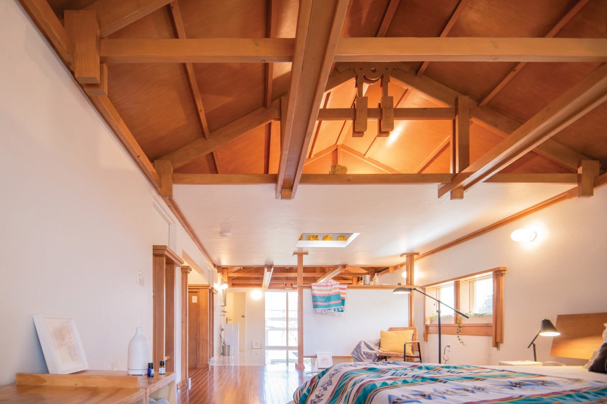En el último piso, donde se encuentra el dormitorio principal, las cerchas del tejado se dejan a la vista.