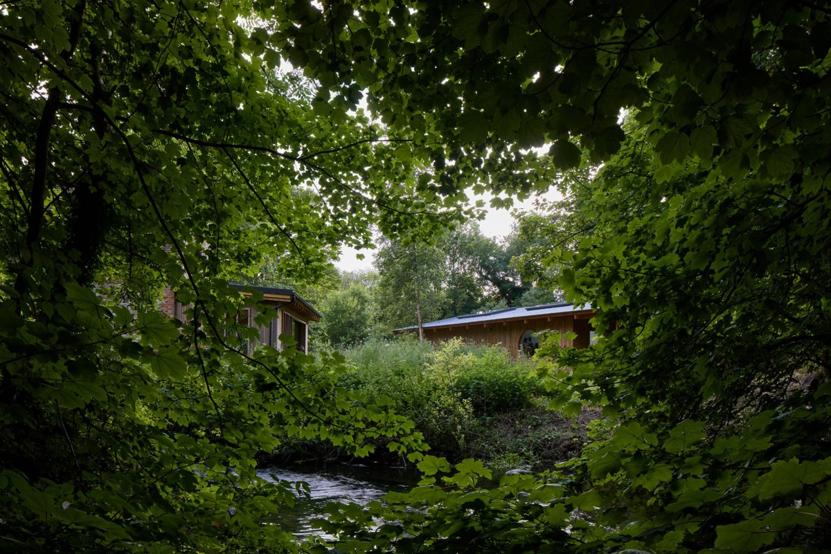 El conjunto se sitúa en un paisaje boscoso junto al río Test.