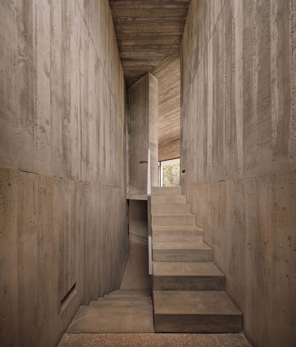 El interior del piso inferior cuenta con recovecos y espacios angulares y geométricos de hormigón.