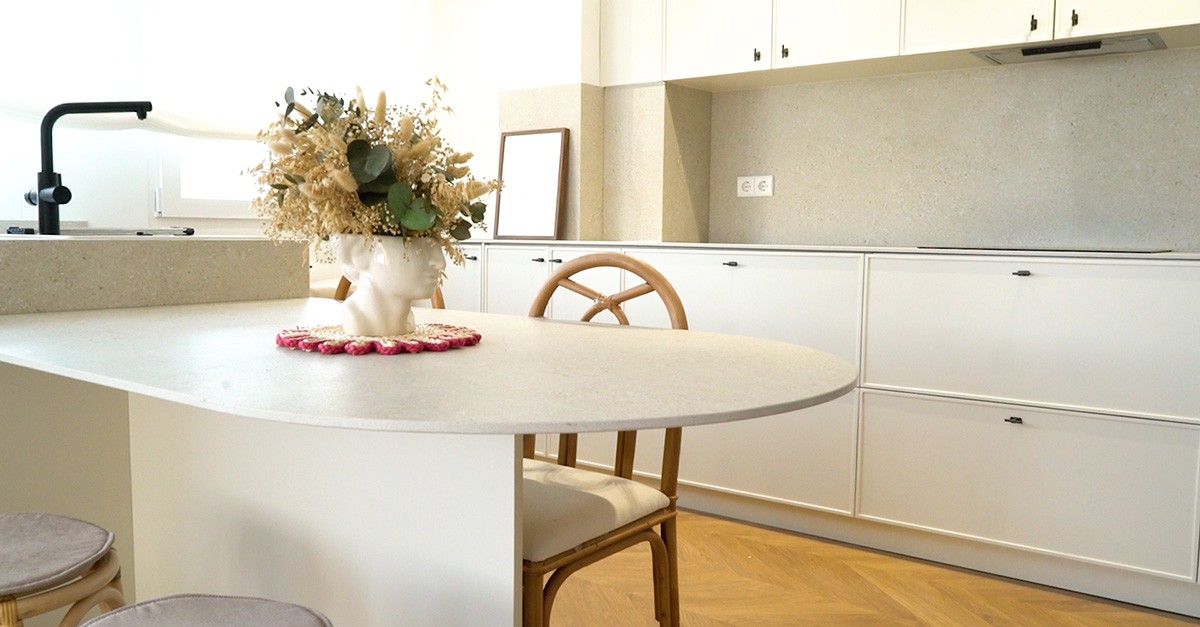 Cocina abierta al salón en la vivienda de Anabel Soria