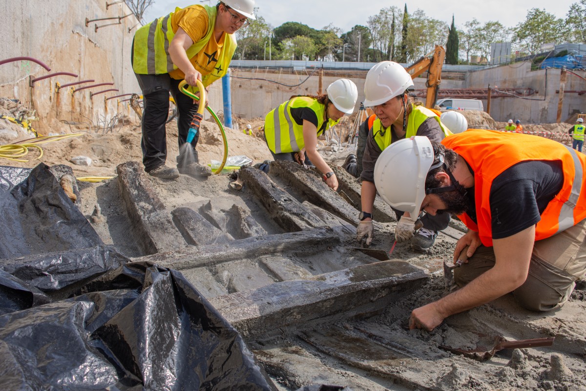 ‘¡Tierra a la vista!’: hallan un barco del siglo XV durante unas obras en el litoral de Barcelona