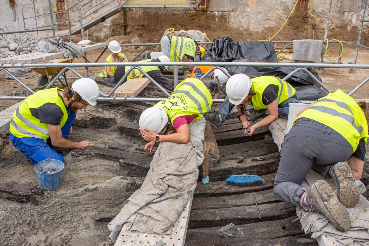 ‘¡Tierra a la vista!’: hallan un barco del siglo XV durante unas obras en el litoral de Barcelona