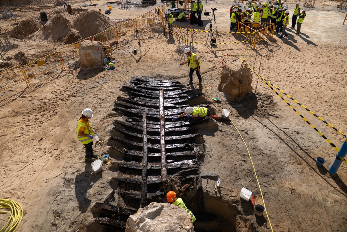 ‘¡Tierra a la vista!’: hallan un barco del siglo XV durante unas obras en el litoral de Barcelona