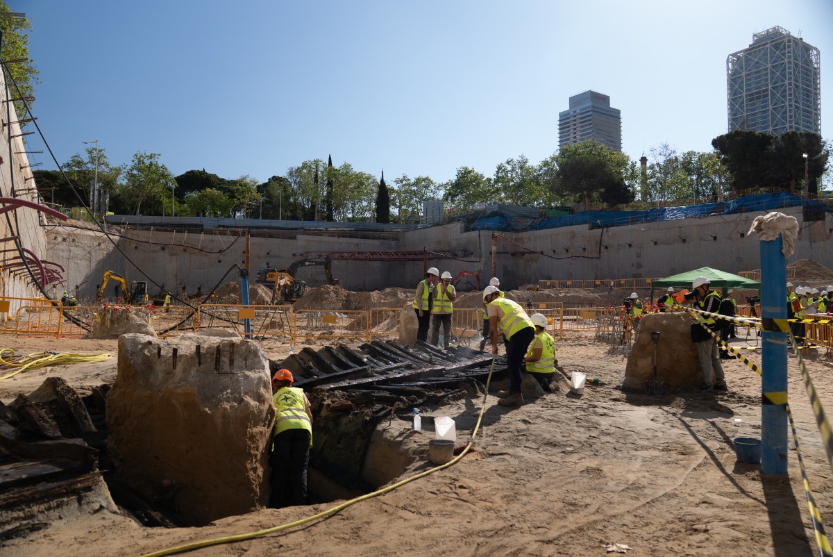 ‘¡Tierra a la vista!’: hallan un barco del siglo XV durante unas obras en el litoral de Barcelona