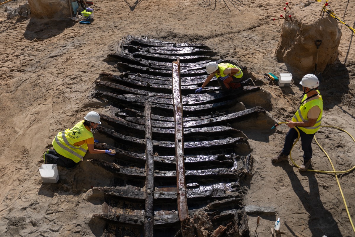 ‘¡Tierra a la vista!’: hallan un barco del siglo XV durante unas obras en el litoral de Barcelona