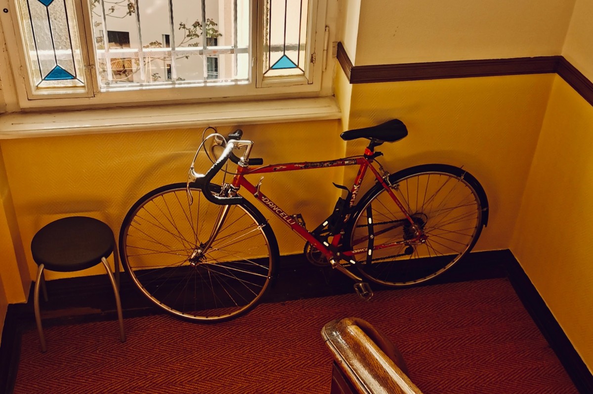 Bicycle on the stairs of a building, an example of the misuse of common areas