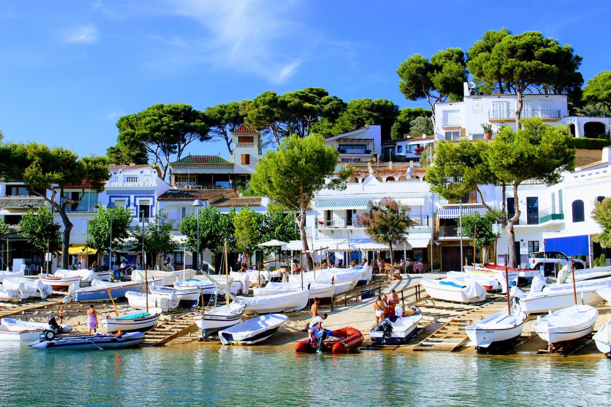 Real estate agents and associations are concerned about the agreement on the regulation of seasonal rentals in Catalonia.
