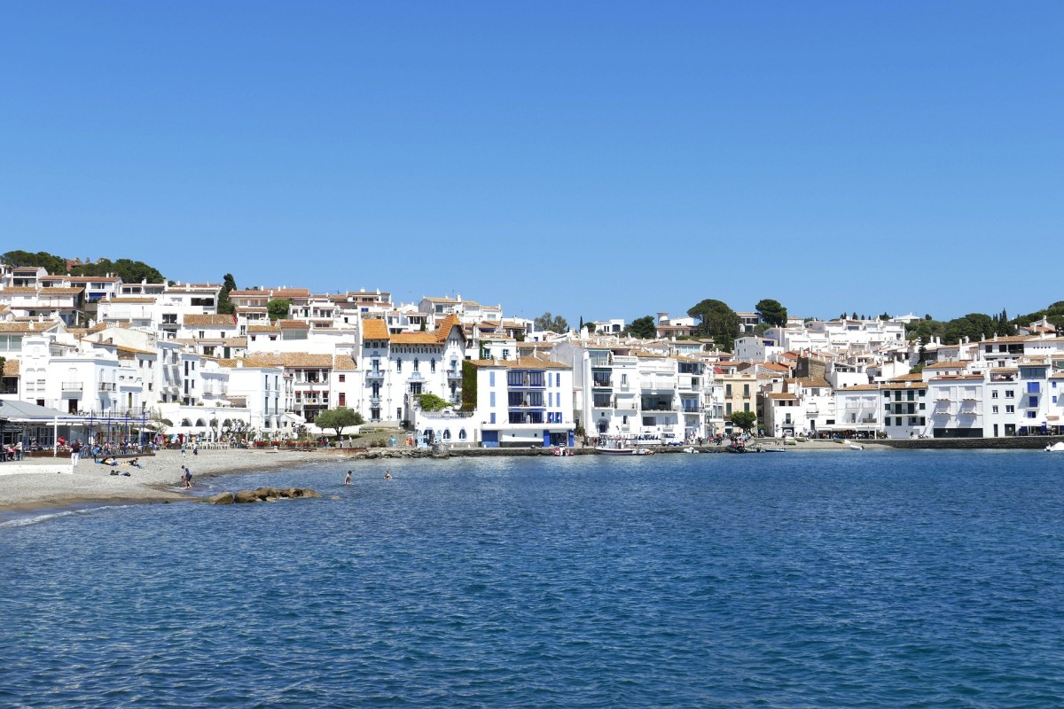 Real estate agents and associations are concerned about the agreement on the regulation of seasonal rentals in Catalonia.