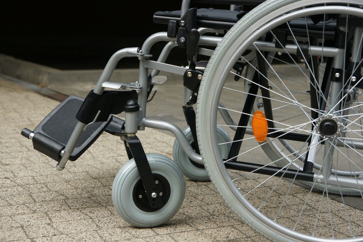 Adaptación laboral tras la reforma del despido por incapacidad Silla de ruedas en un entorno laboral