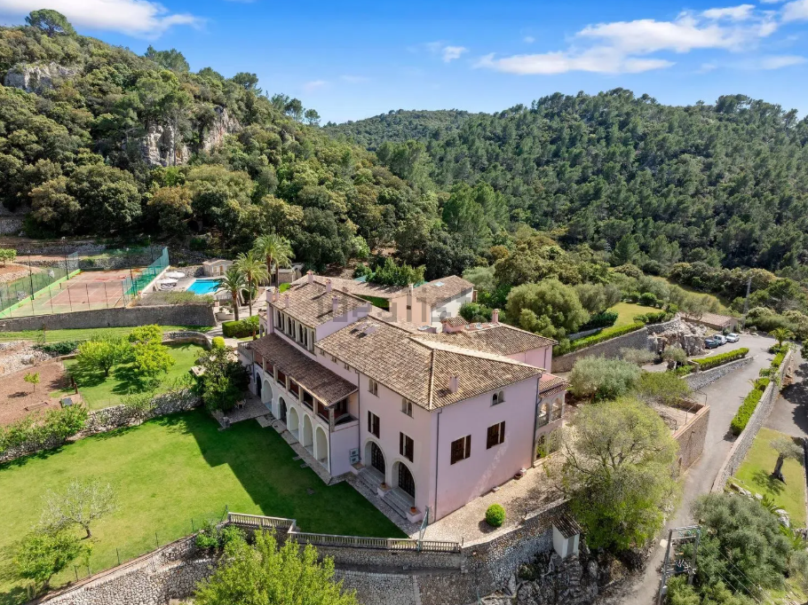 Herrenhaus auf Mallorca mit Tennisplatz