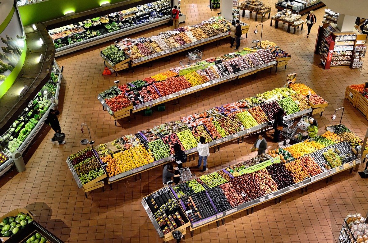 Interior de un supermercado en España con frutas y verduras a la venta