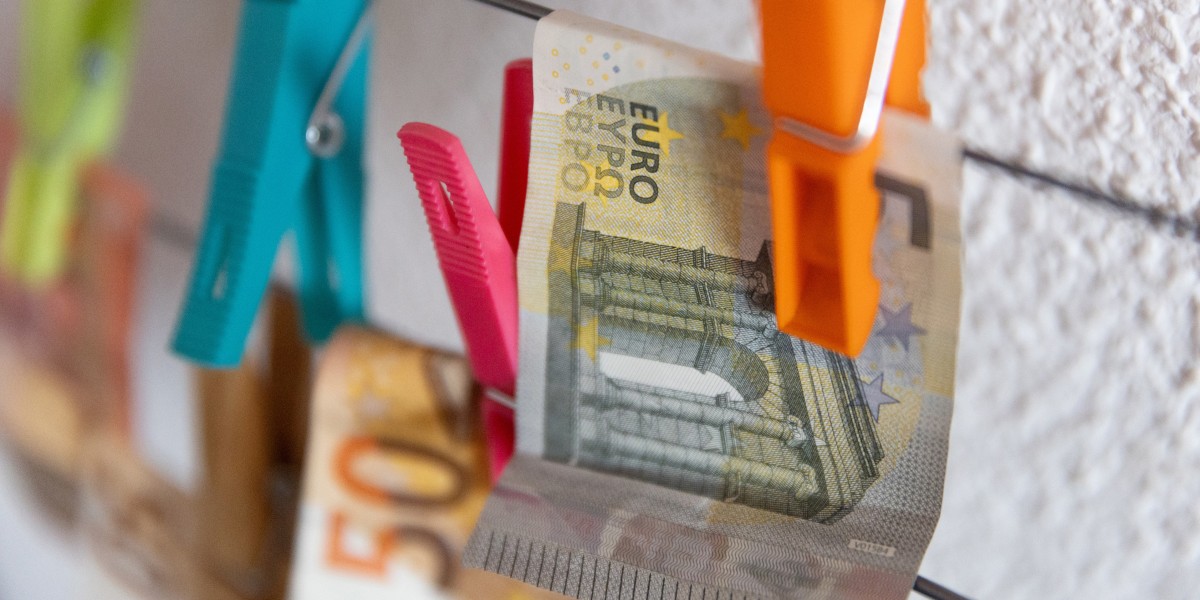 Archivo - Varios billetes sujetos con pinzas.