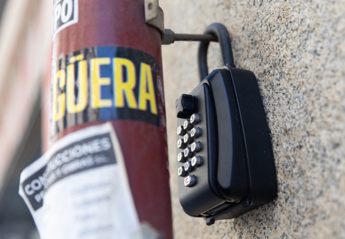 El Congreso apoya dar facilidades a las comunidades de vecinos para limitar los pisos turísticos Archivo - Caja de seguridad para las llaves de una piso de alquiler turístico, a 17 de junio de 2024, en Madrid (España).