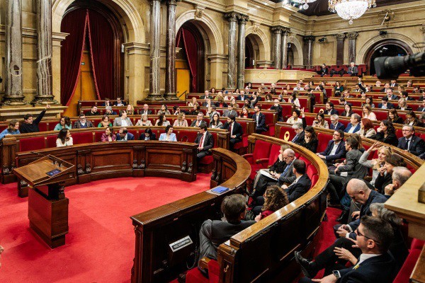 El Parlament catalán avala el decreto de la tasa turística y aprueba tramitarlo como proyecto de ley Archivo - Votación en el pleno del Parlament de Catalunya