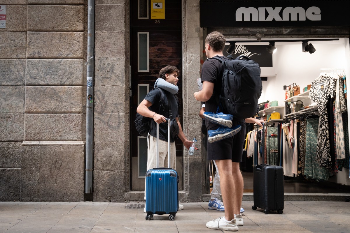La Generalitat catalana retarda l?entrada en vigor de l?impost turístic Dos turistes amb maletes al centre de Barcelona.