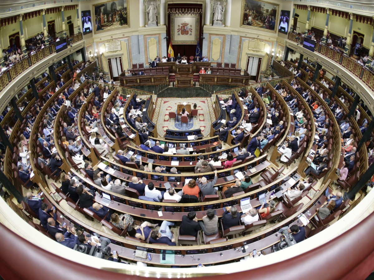 La vivienda sigue como primer problema y marca récord la preocupación por el Gobierno y partidos, según el CIS Plano general del hemiciclo del Congreso