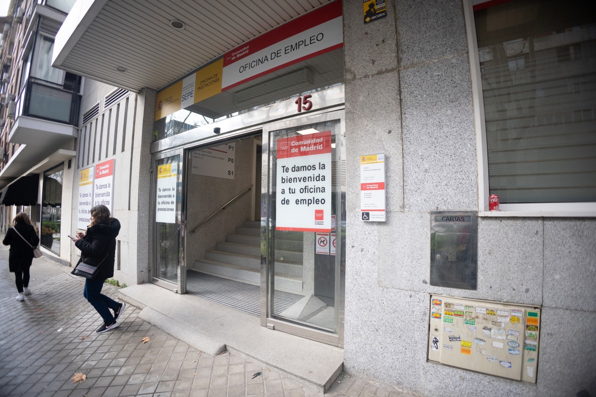 El paro de la OCDE sube una décima en marzo, al 4,9%, con España como único país por encima del 10% Archivo - Fachada de una oficina de empleo en Madrid, España