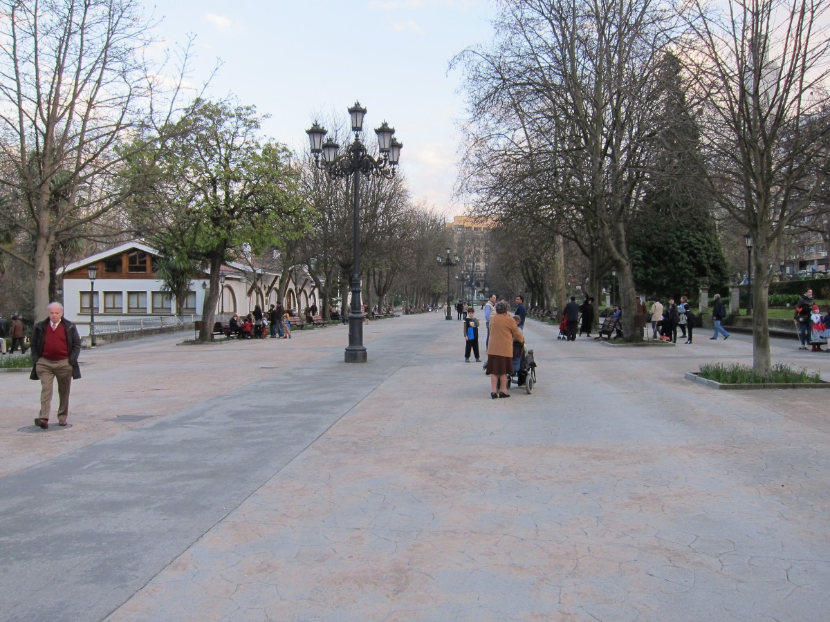 La oferta de viviendas en complejos residenciales para mayores supera las 5.400, según Informa D&B Archivo - Jubilados paseando en Oviedo