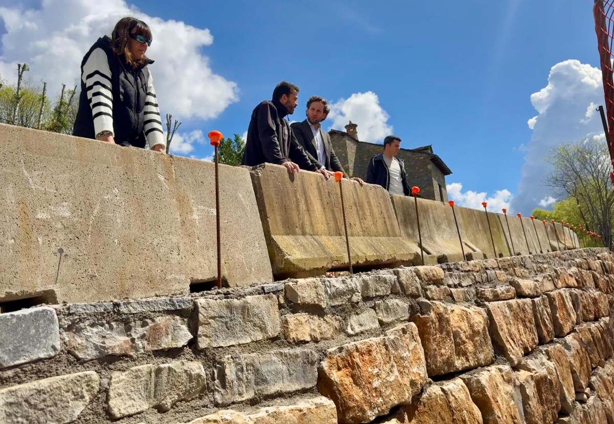 El Gobierno aprueba tramitación urgente de proyectos sostenibles de rehabilitación de patrimonio turístico Archivo - Visita al casco antiguo de Aínsa (Huesca).