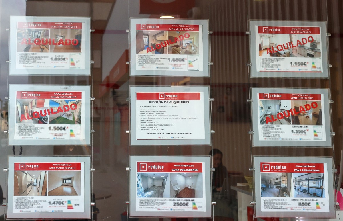 El alquiler de larga duración cae más de un 50% con la Ley de Vivienda, según 4 de cada 10 inmobiliarias Archivo - Anuncios en una inmobiliaria.