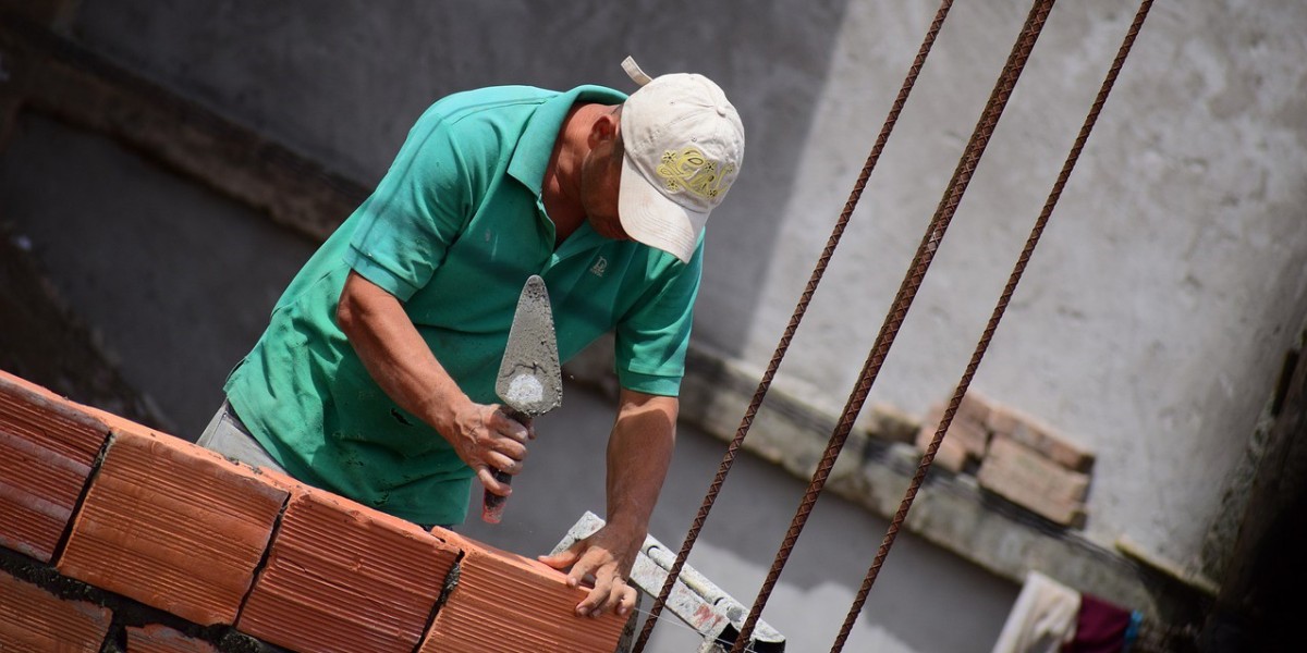 Archivo - Un trabajador del sector de la construcción