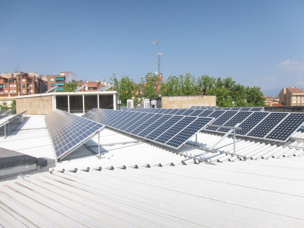 Apenas un 15% del autoconsumo fotovoltaico en España cuenta con baterías solares para cortes de suministro Archivo - Instalaciones fotovoltaicas