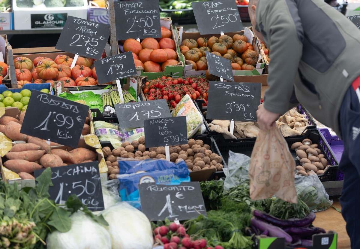 El IPC se modera tres décimas en mayo, hasta el 1,9%, y alcanza su valor más bajo desde octubre Archivo - Un mercado de alimentos