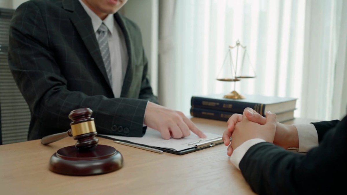 Juez revisando documentos legales en un caso de nulidad de compraventa de vivienda