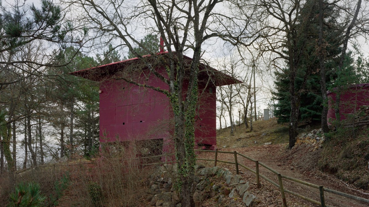 La Prefab House Changeover, diseñada por el estudio TEST, está ubicada en un bosque de hayas en la provincia de Barcelona.