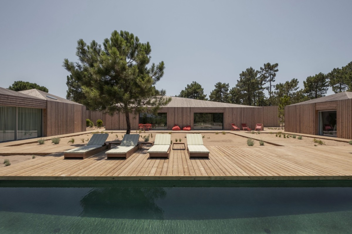 La vivienda la forman cinco cabañas de diferentes tamaños con un patio central y una piscina.