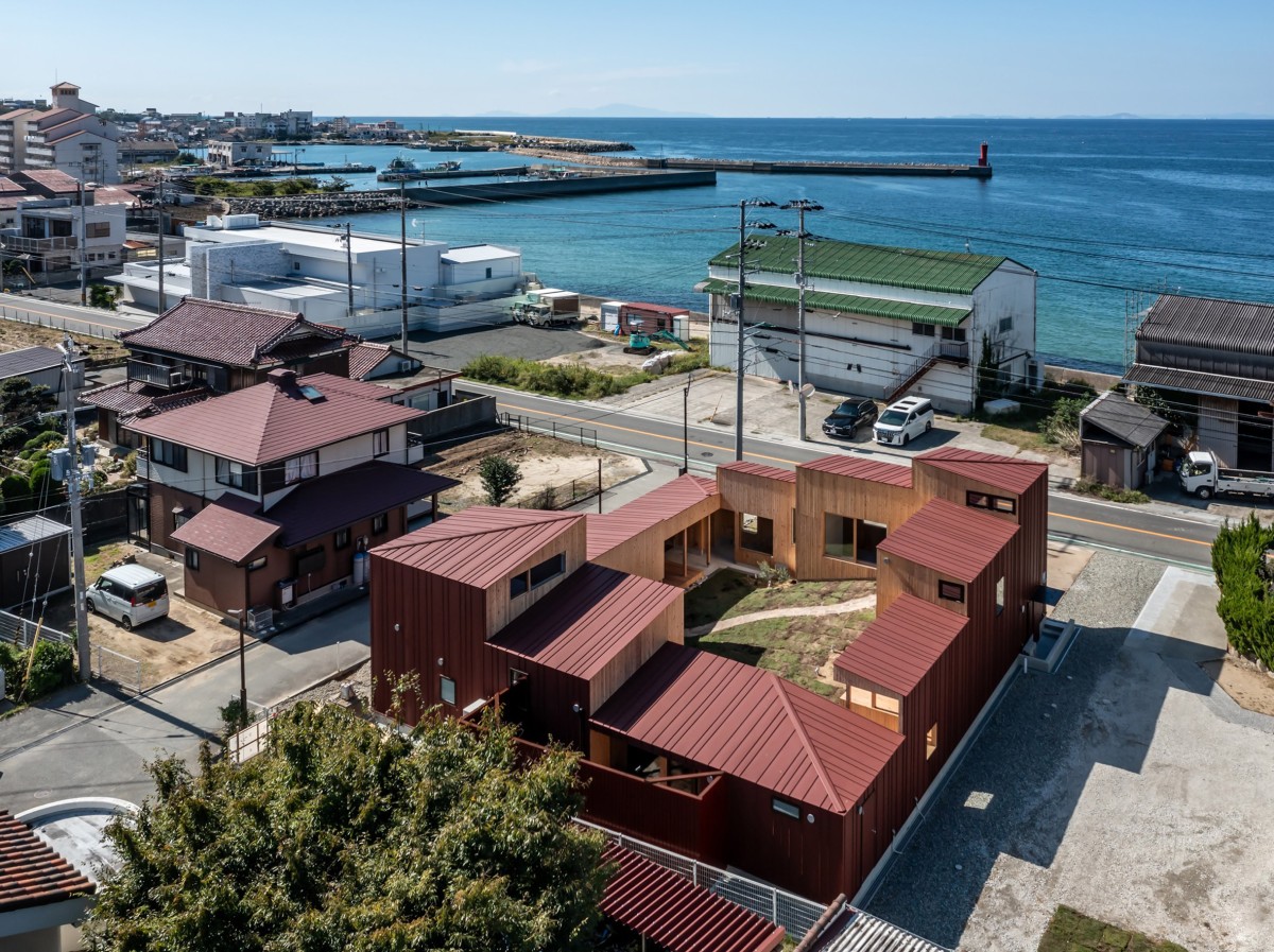 La principal característica de las casas con patio, cerradas por fuera y abiertas por dentro, se deconstruyó cambiando la escala de las habitaciones.