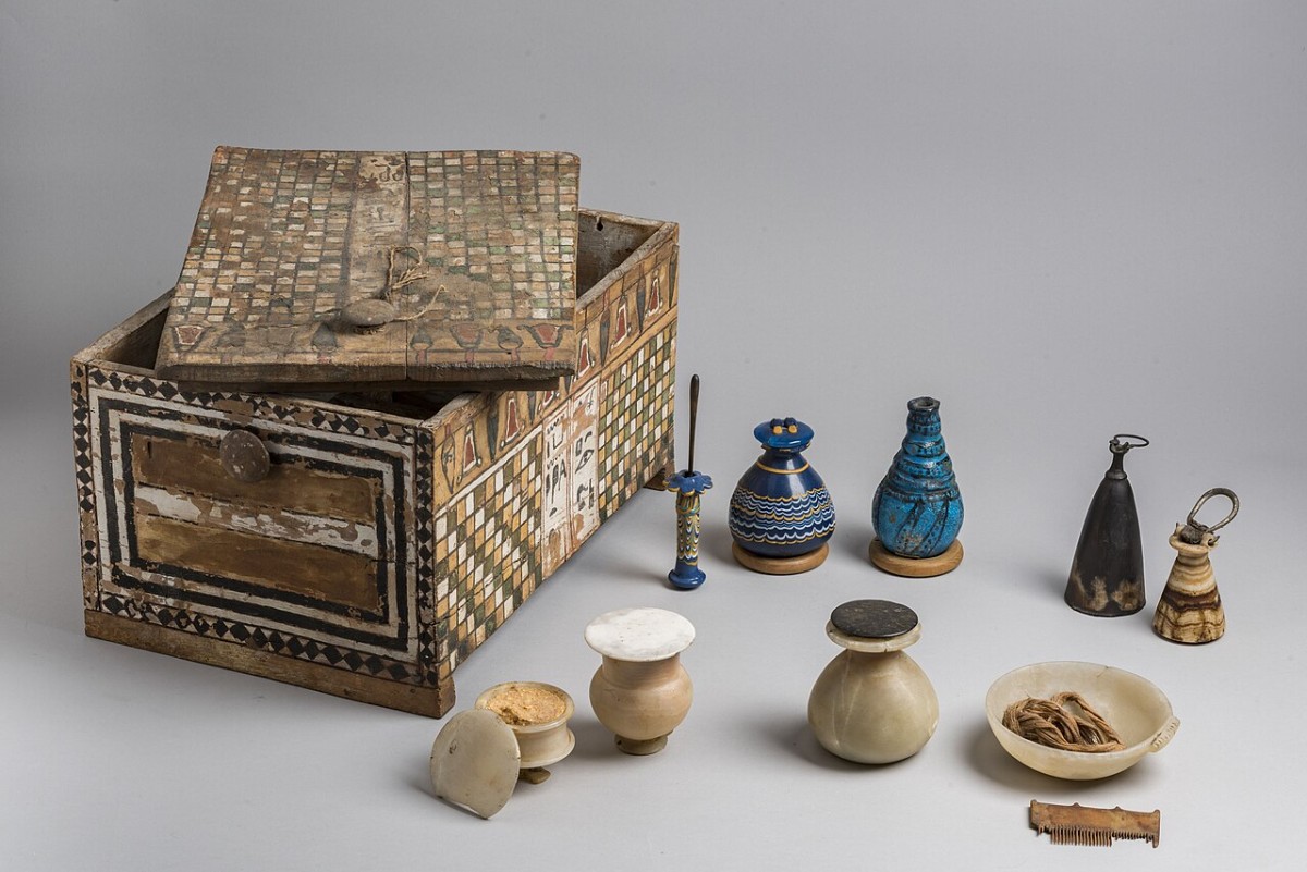 Caja de maquillaje del antiguo Egipto con accesorios, kohl, frascos de ungüentos y perfumes conservado en el Museo Egizio.