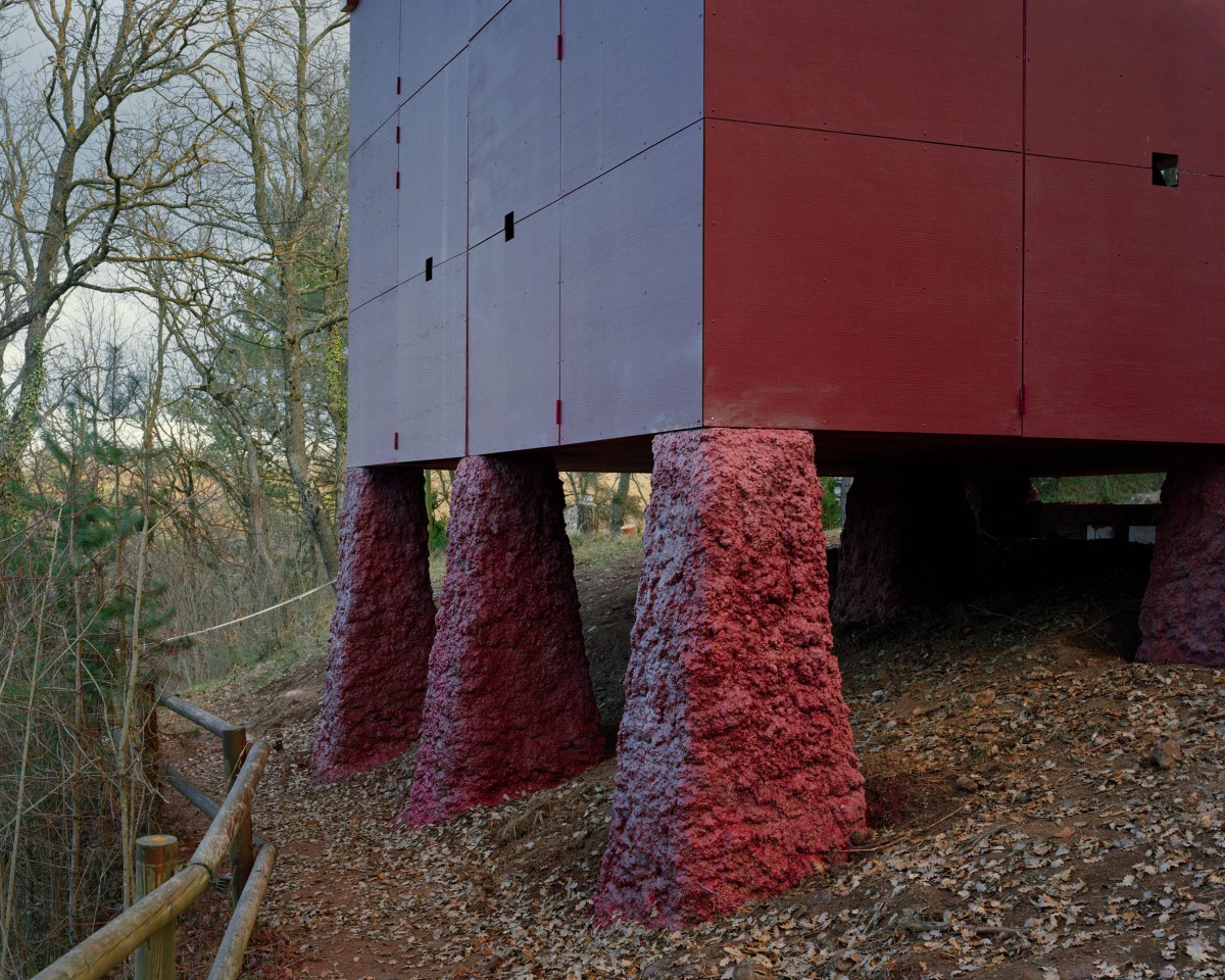 La cabaña se ensambló directamente sobre los nueve pilares de hormigón proyectado que sostenían la construcción anterior.