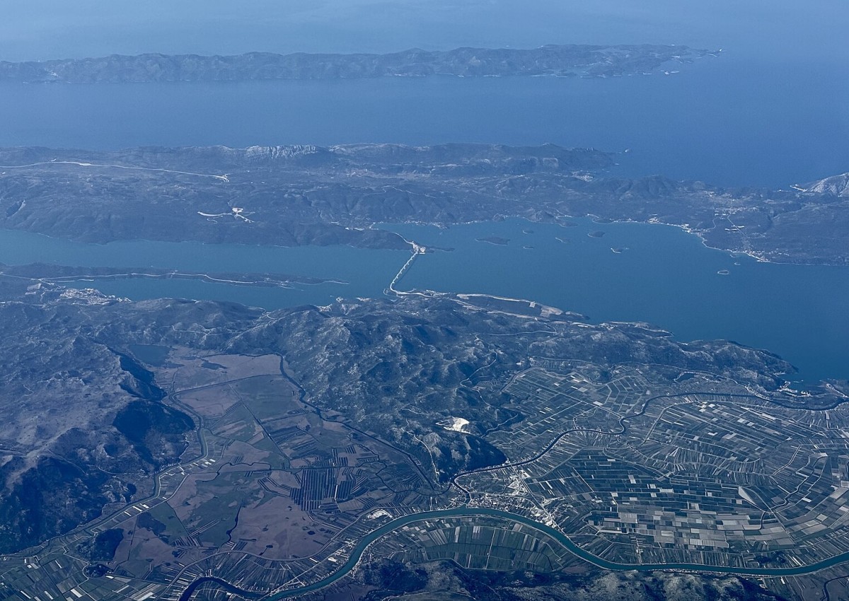 Imagen aérea de Neum (a la izquierda) y el puente de Pelješac (en el centro)