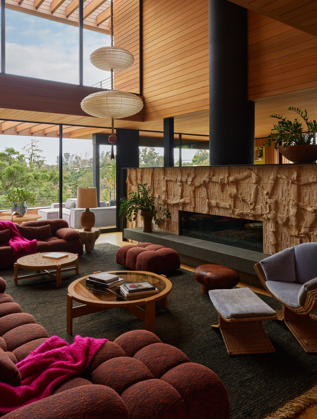 El salón y la cocina están divididos por un muro presidido por una chimenea y un mural de cerámica brutalista del escultor Stan Bitters.