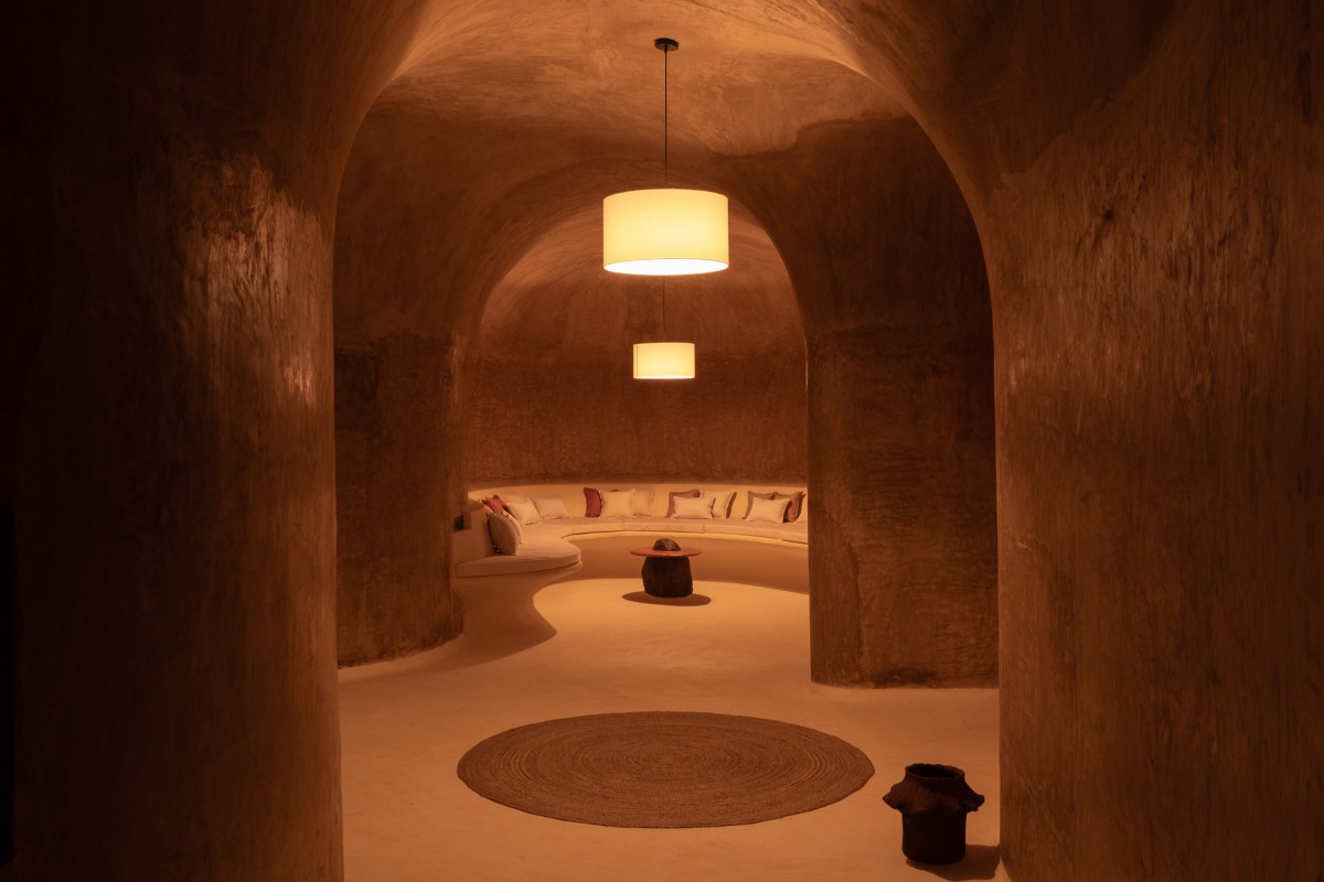 Su atmósfera de cueva se crea por los pliegues y las curvas, lo que ofrece una experiencia salvaje.