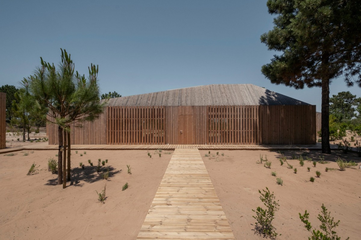 Las cabañas se inspiran en las antiguas cabañas de pescadores de la zona, lo que provoca que el espacio sea “auténtico y atemporal”.