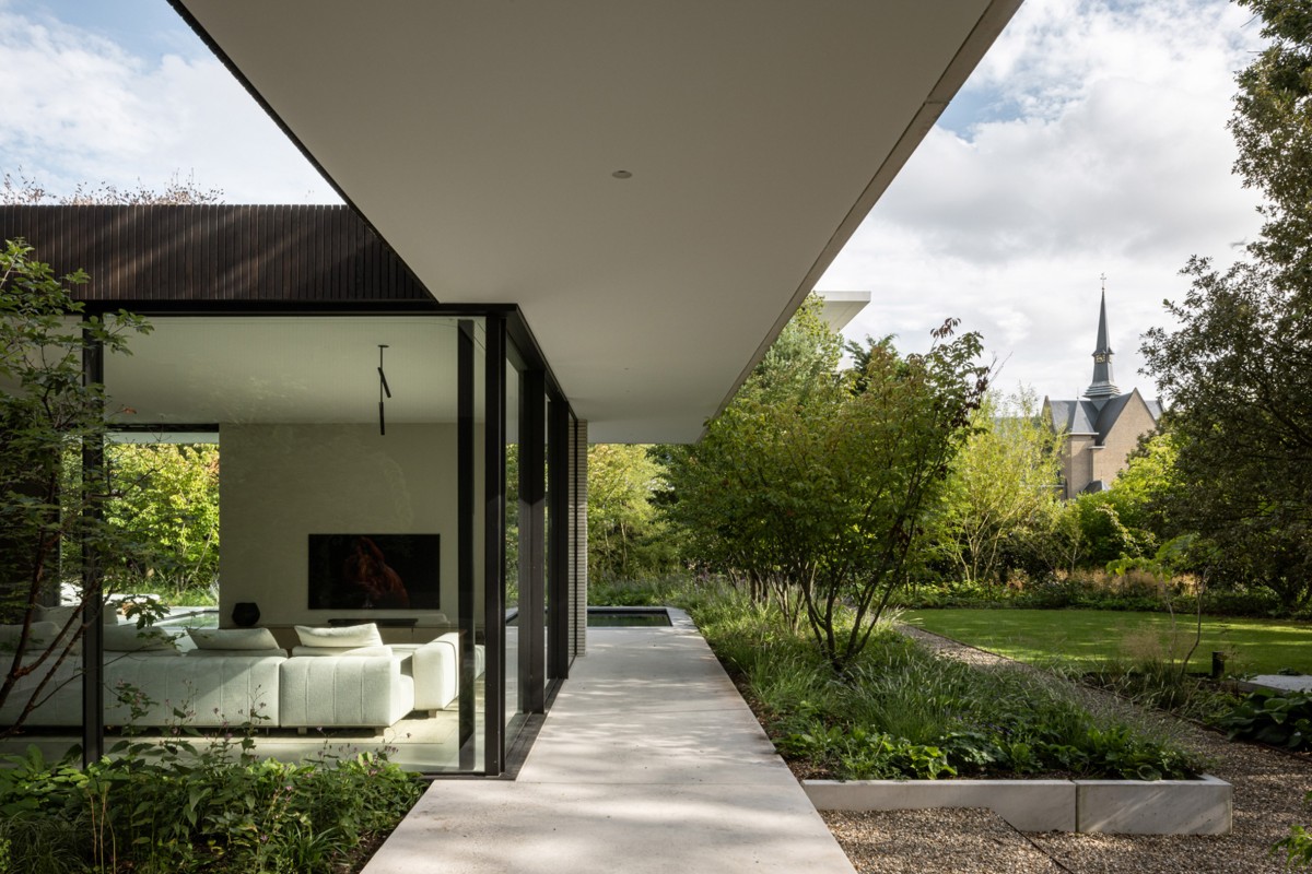 Toda la vivienda cuenta con unas grandes marquesinas en voladizo alineadas con la trayectoria solar para proporcionar sombra y protección térmica.