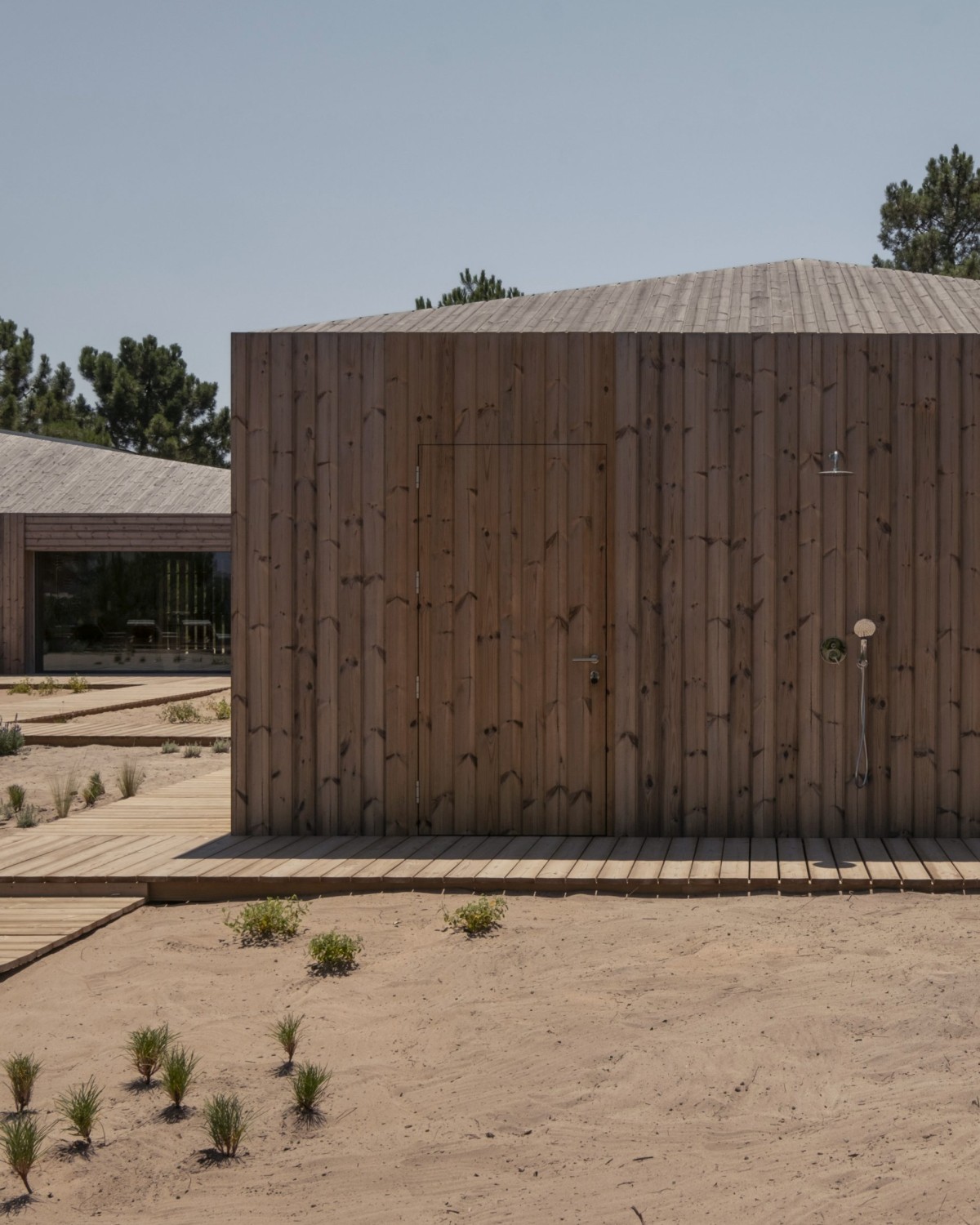 La uniformidad de las cabañas está en el revestimiento de madera con pantallas de lamas.