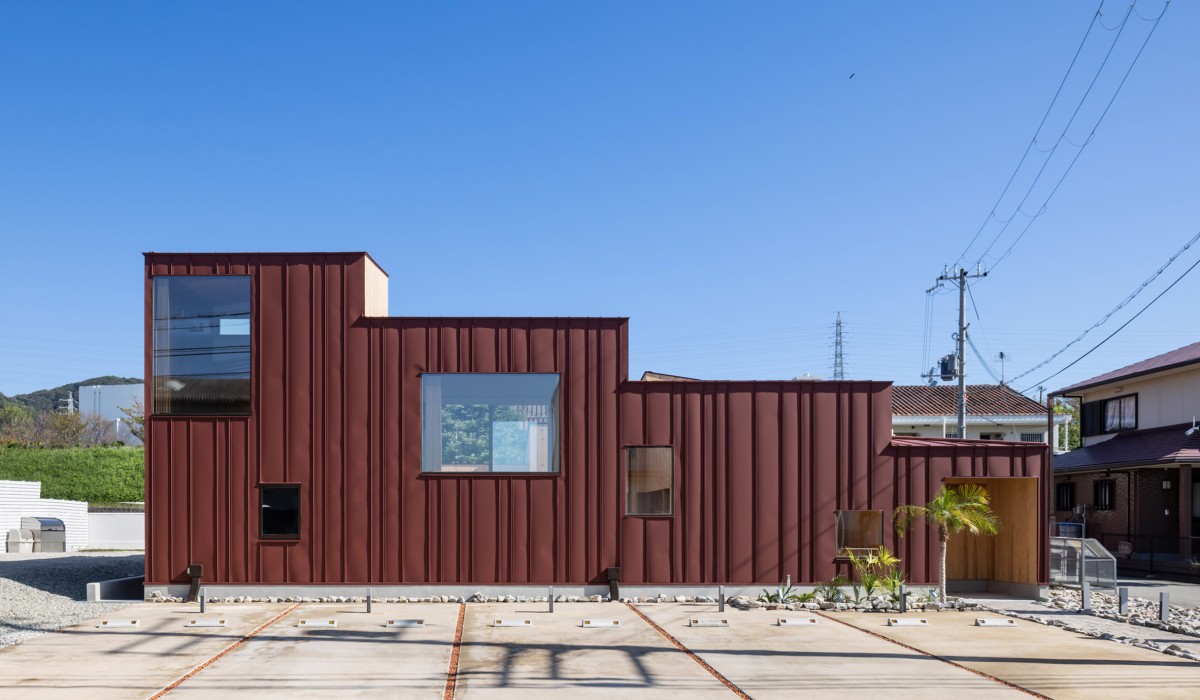 En el exterior, la fachada y la cubierta se han revestido con paneles de acero marrón rojizo.