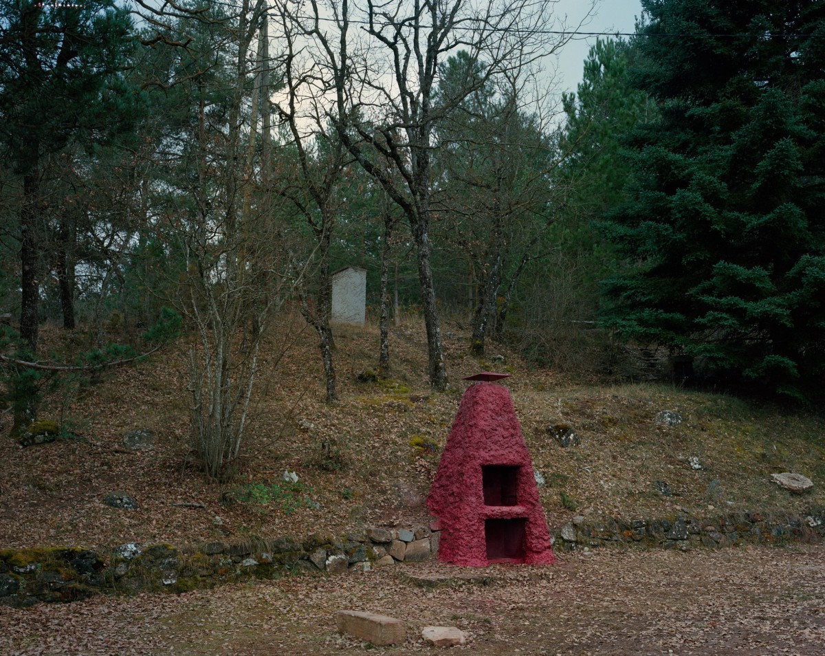 La barbacoa, junto a la cabaña, simula los pilares originales que soportan la estructura.