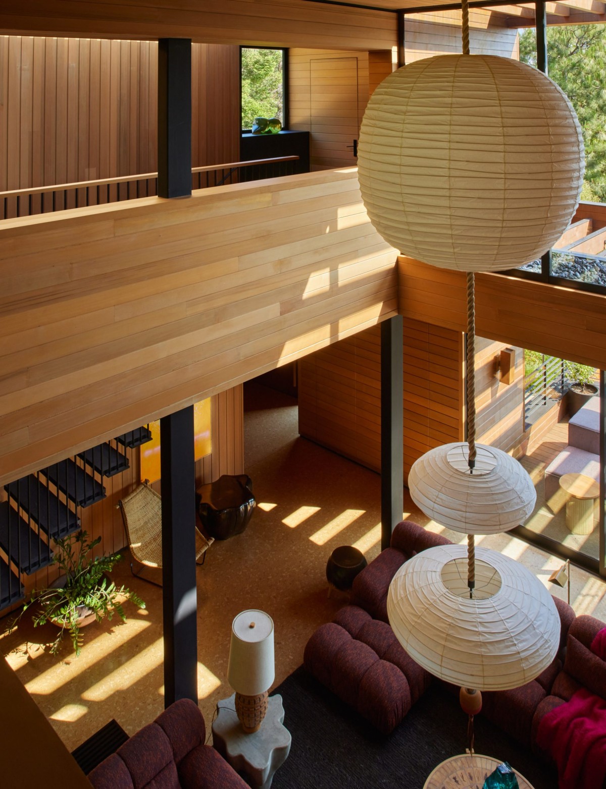 El revestimiento de cedro, utilizado tanto en el interior como en el exterior, difumina los límites entre los espacios interiores y exteriores.