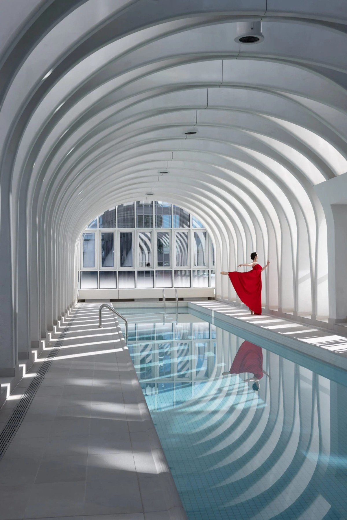 Una piscina se ubica en el podio que rodea el edificio, cubierta por una bóveda de cañón acanalada que hace referencia a la fachada.