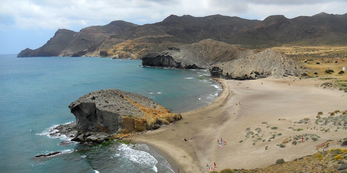 Cabo de Gata, vacaciones baratas en un entorno natural con playas