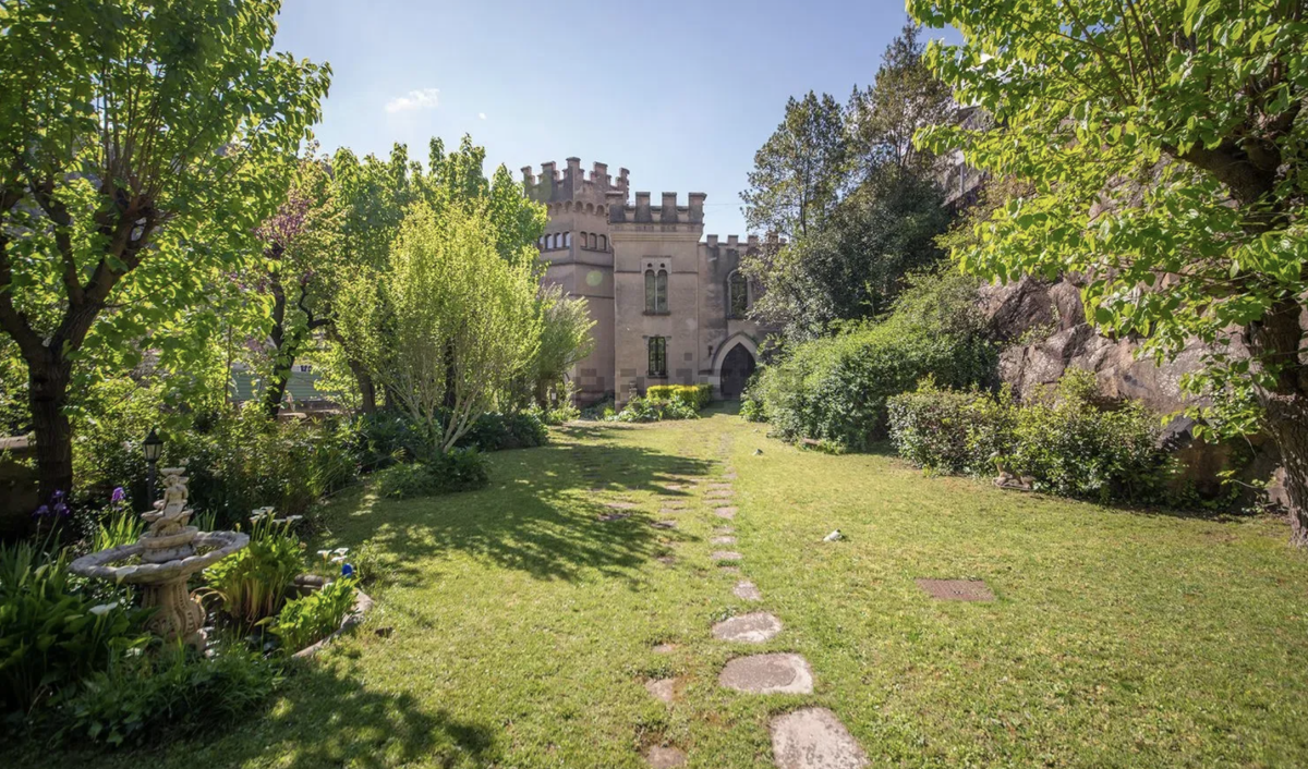 A la venta por 2,2 millones el Castell Rubinat, una construcción modernista catalana y Bien de Interés Cultural