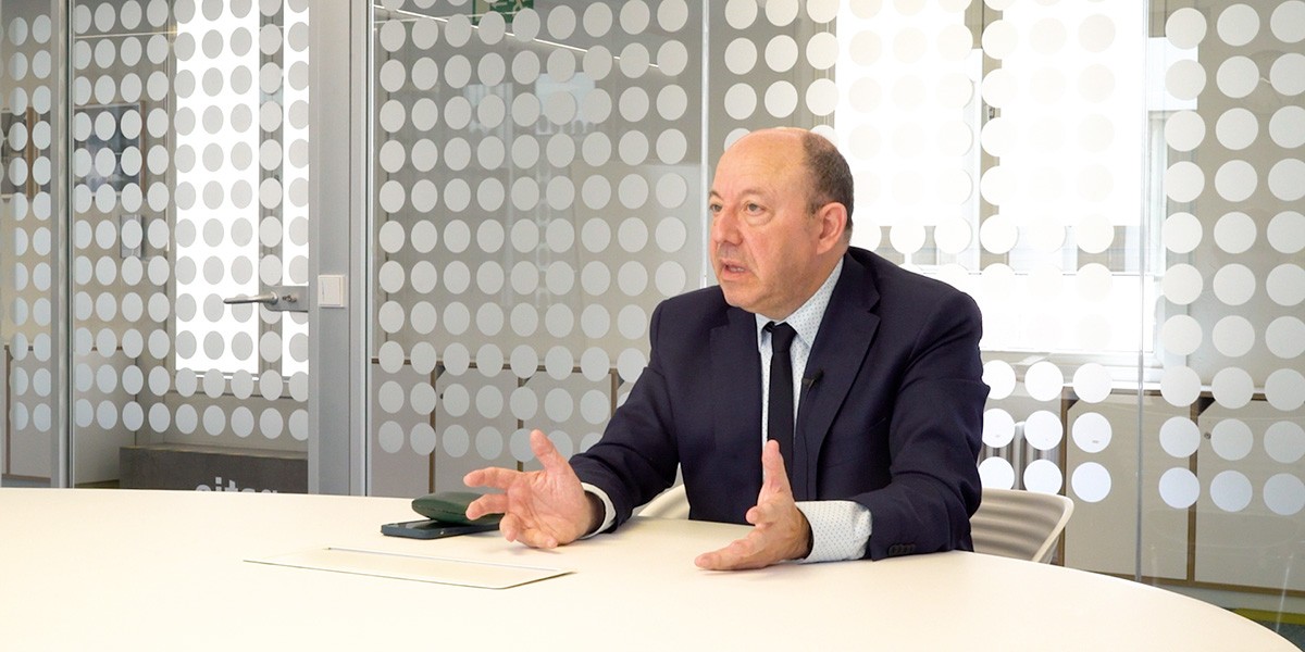 El economista Gonzalo Bernardos durante la entrevista con idealista/news