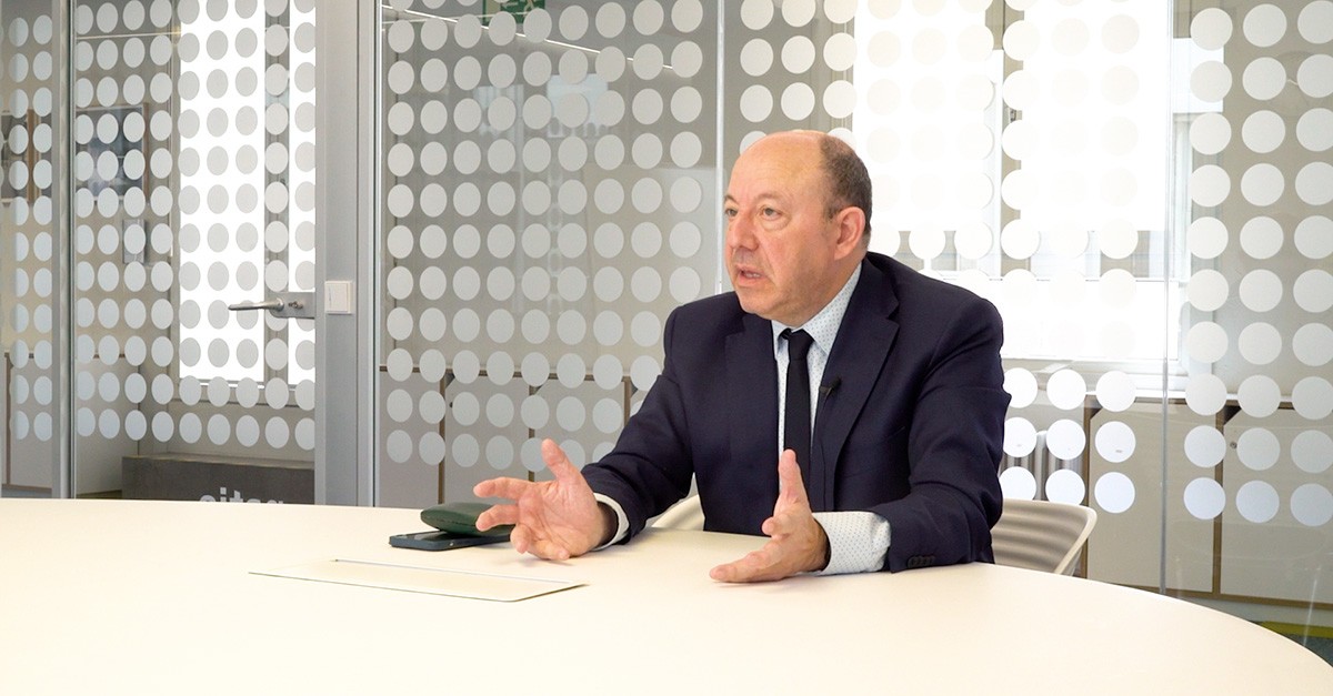El economista Gonzalo Bernardos durante la entrevista con idealista/news