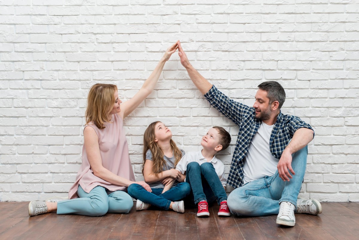 Familia en su nuevo hogar tras aplicar la exención por reinversión en vivienda habitual